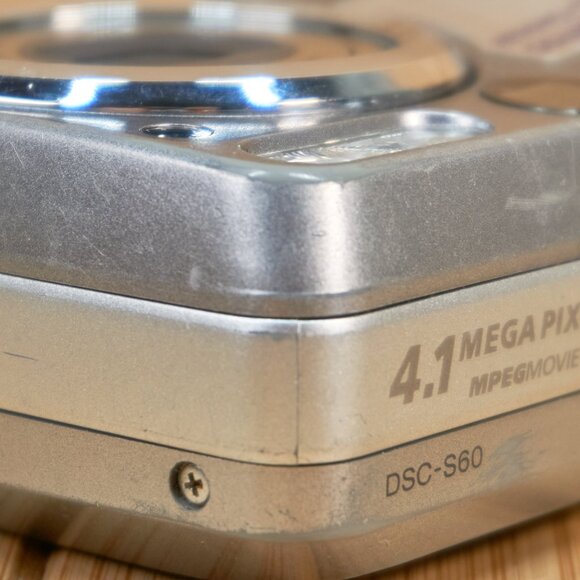 Sony Cyber-shot DSC-S60 4.1MP Digital Camera, 3X Optical Zoom, Made in Japan - Picture 11 of 14